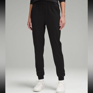 Women’s lululemon stretch high rise joggers!